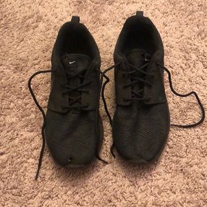 Nike roshe all black